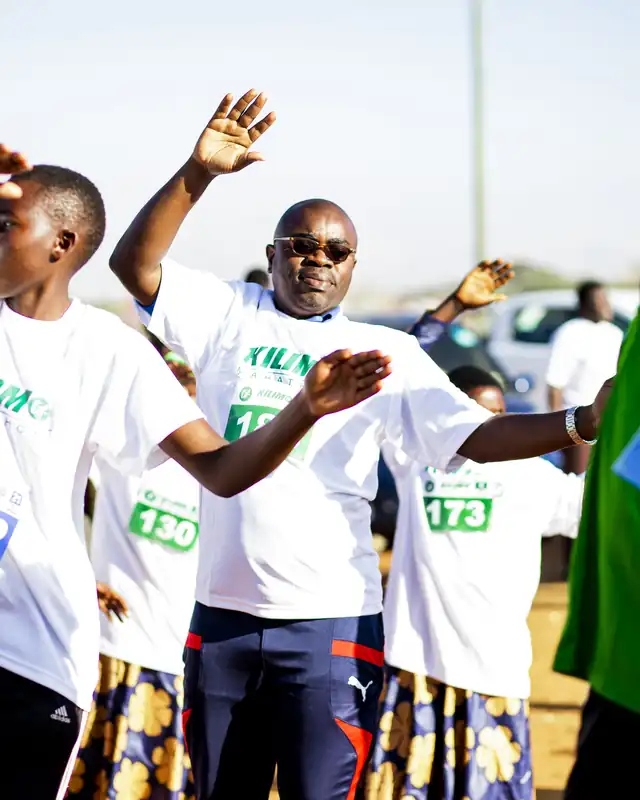Runners waving and cheering