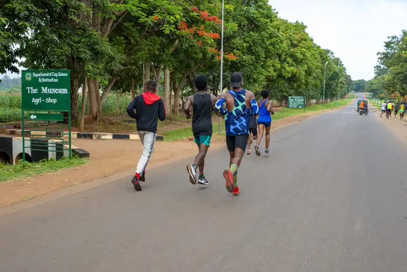 Wakimbiaji wakikimbia kwenye barabara yenye miti, Morogoro 2021